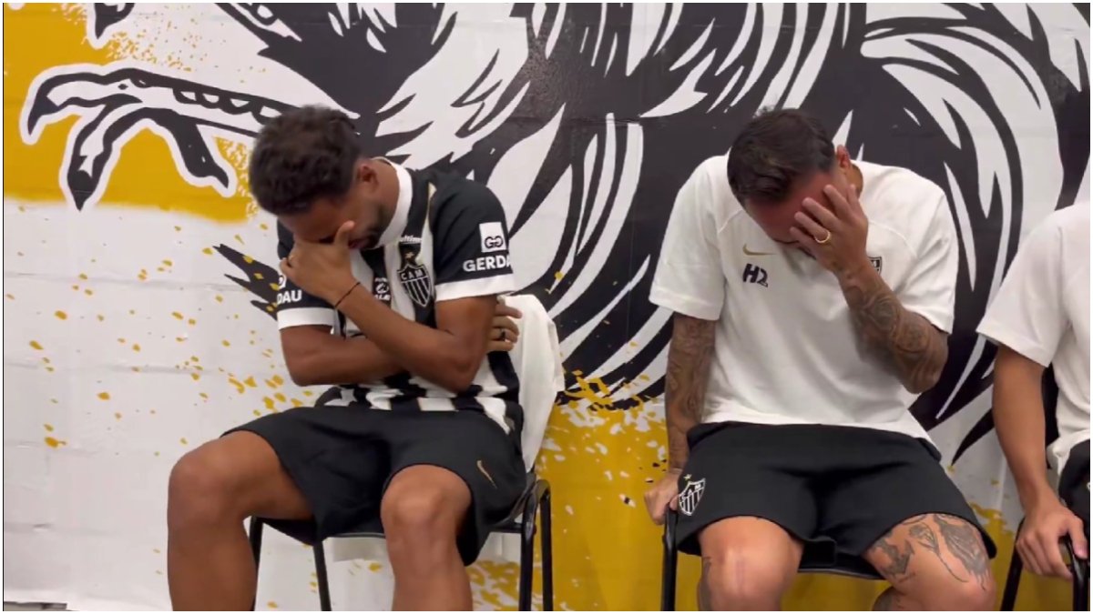 Renan Lodi e Maycon rindo após momento de timidez de Alan Minda (foto: Lucas Bretas/No Ataque)