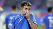 Lucas Assadi beija escudo da Universidad de Chile em comemoração de gol (foto: Raul Bravo/AFP)