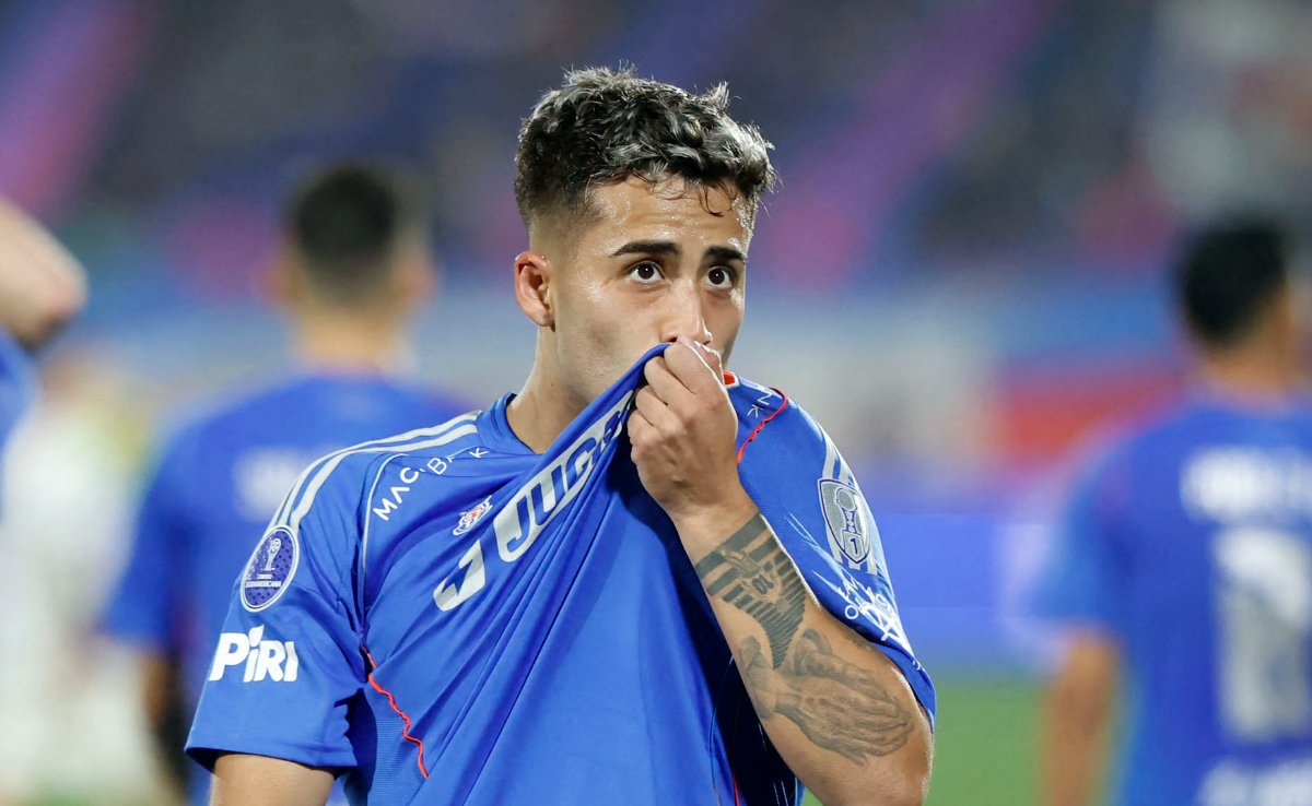 Lucas Assadi beija escudo da Universidad de Chile em comemoração de gol (foto: Raul Bravo/AFP)