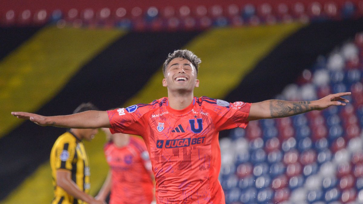 Lucas Assadi, alvo do Atlético, comemora gol pela Universidad de Chile (foto: DANIEL DUARTE / AFP)