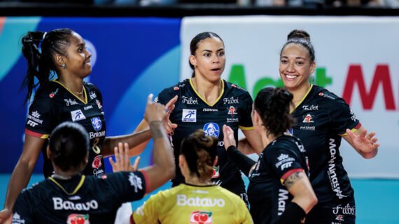 Mackenzie comemora ponto contra o Minas na Superliga Feminina de Vôlei (foto: Hedgard Moraes/MTC)