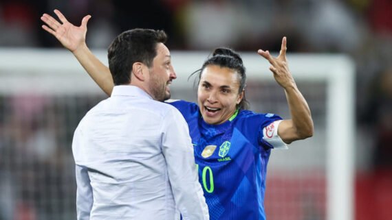 Arthur Elias, técnico da Seleção Brasileira, ao lado de Marta, seis vezes a melhor do mundo pela Fifa (foto: Lívia Villas Boas/CBF)