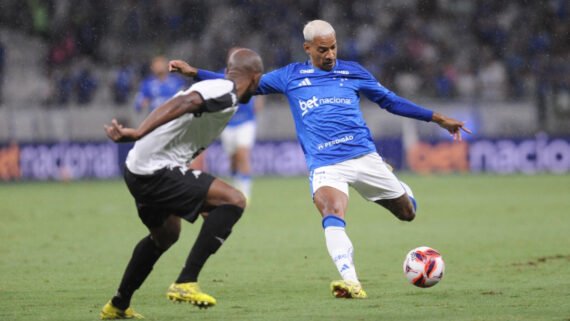 Matheus Pereira em ação pelo Cruzeiro contra o Democrata-GV (foto: Alexandre Guzanshe/EM/D.A Press - 22/1/2025)