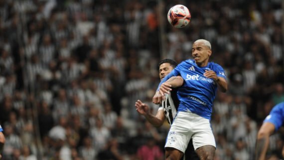 Matheus Pereira, meio-campista do Cruzeiro, em disputa de bola com Hulk, atacante do Atlético (foto: Alexandre Guzanshe/EM D.A Press)