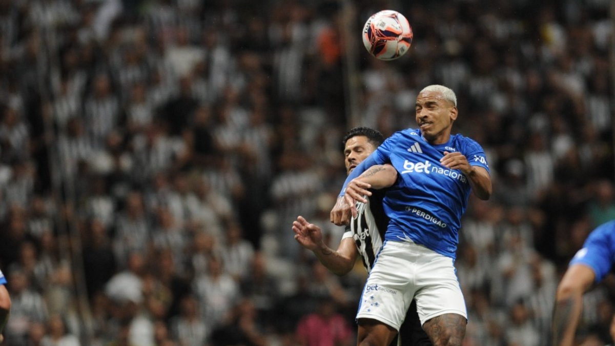 Matheus Pereira, meio-campista do Cruzeiro, em disputa de bola com Hulk, atacante do Atlético (foto: Alexandre Guzanshe/EM D.A Press)