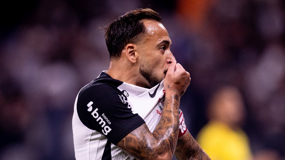 Maycon beija o escudo do Corinthians (foto: Rodrigo Coca / Corinthians)