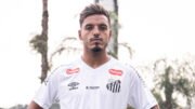 Gabriel Menino com a camisa do Santos (foto: Divulgação/Santos)