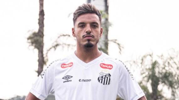 Gabriel Menino com a camisa do Santos (foto: Divulgação/Santos)