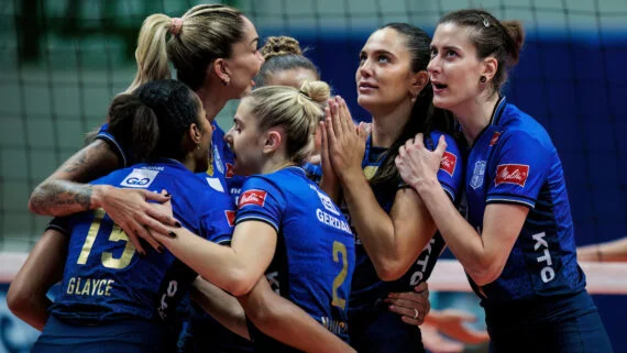 Minas comemora ponto contra o Barueri na Superliga Feminina de Vôlei (foto: Hedgard Moraes/MTC)