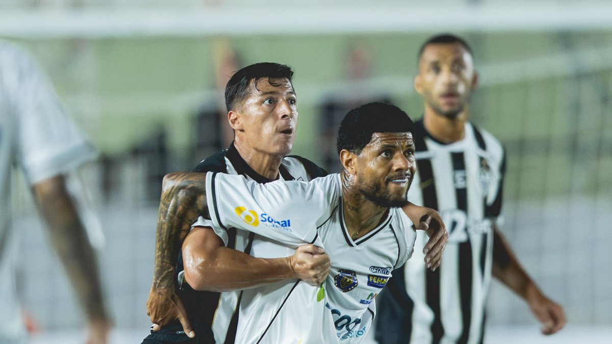 Jogadores de North e Atlético disputam a bola durante jogo pelo Mineiro (foto: Pedro Souza/Atlético)