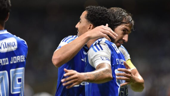 Lucas Silva e Christian, volantes do Cruzeiro, celebrando gol (foto: Ramon Lisboa/EM/D.A. Press)