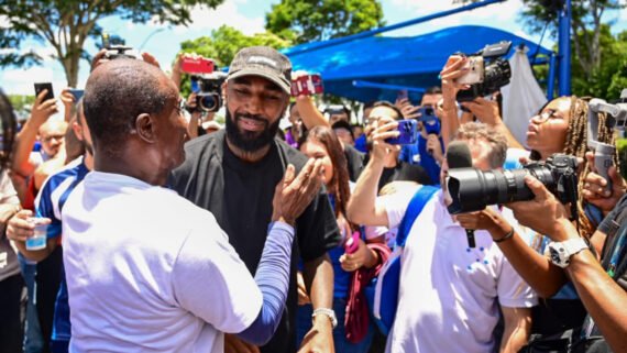 Reforço do Cruzeiro, Gerson chegou a Belo Horizonte sexta-feira (9/1) e foi recepcionado pela torcida (foto: Leandro Couri/EM/D.A Press)
