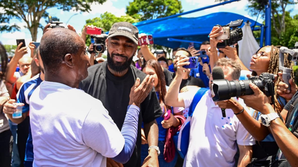 Reforço do Cruzeiro, Gerson chegou a Belo Horizonte sexta-feira (9/1) e foi recepcionado pela torcida (foto: Leandro Couri/EM/D.A Press)