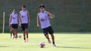 Kauã Pascini, promissor lateral-esquerdo da base do Atlético, durante treino do profissional (9/1) (foto: Daniela Veiga/Atlético)