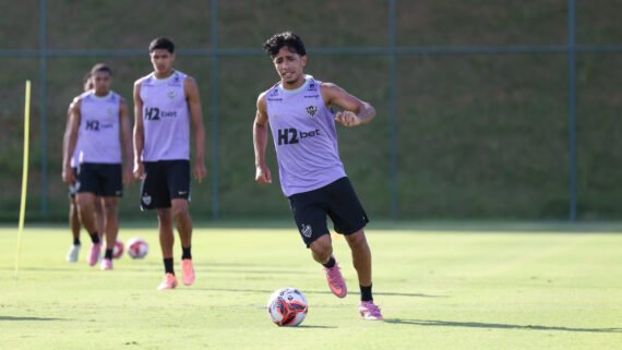 Kauã Pascini, promissor lateral-esquerdo da base do Atlético, durante treino do profissional (9/1) (foto: Daniela Veiga/Atlético)