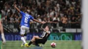 Lance entre Bernard e Kaiki gera confusão entre jogadores de Cruzeiro e Atlético e pressão no árbitro Davi de Oliveira Lacerda (foto: Alexsandre Guzanshe/EM/DA.Press)
