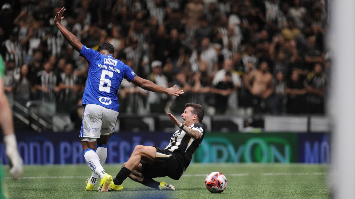 Lance entre Bernard e Kaiki gera confusão entre jogadores de Cruzeiro e Atlético e pressão no árbitro Davi de Oliveira Lacerda (foto: Alexsandre Guzanshe/EM/DA.Press)