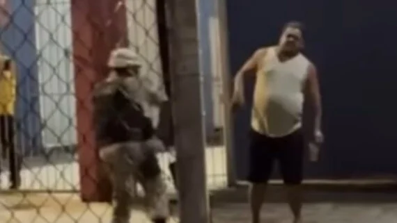 Momento em que policial agride o ex-jogador Perdigão (foto: Reprodução)