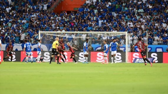 Alexandre Pena (de cabelo platinado) comemora golaço contra o Cruzeiro (foto: Leandro Couri/EM/D.A Press)