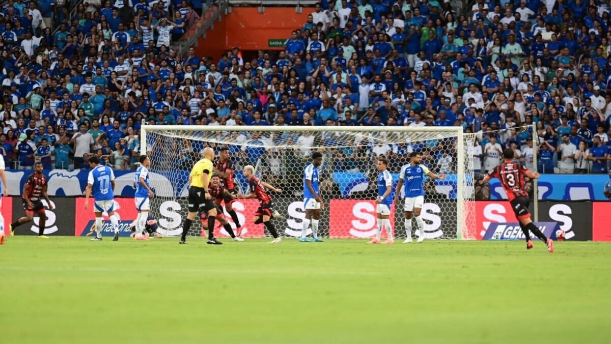 Alexandre Pena (de cabelo platinado) comemora golaço contra o Cruzeiro (foto: Leandro Couri/EM/D.A Press)