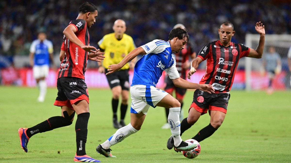 Jogadores de Pouso Alegre e Cruzeiro no Mineirão (foto: Leandro Couri/EM/DA Press)