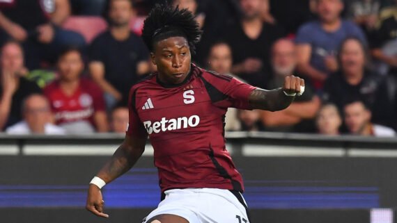 Preciado em ação pelo Sparta Praha (foto: Michal Cizek / AFP)