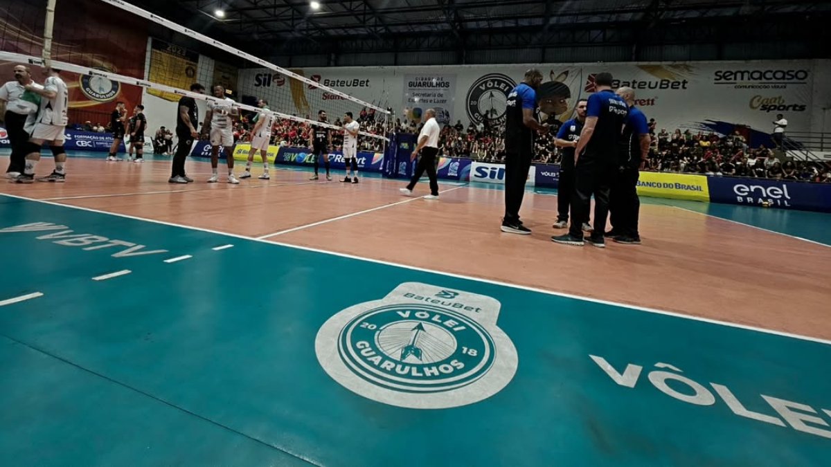 Quadra do ginásio da Ponte Grande ficou encharcada (foto: Leonardo Moreira | Suzano Vôlei)