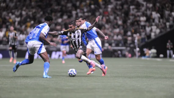 Zagueiro Jonathan Jesus e volante Lucas Romero, do Cruzeiro, em disputa com Dudu, atacante do Atlético (foto: Alexandre Guzanshe/EM/D.A)