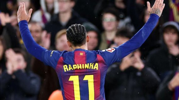 Raphinha marcou um dos gols do Barcelona contra o Real Oviedo (foto: Josep LAGO / AFP)