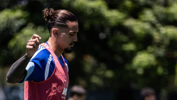 Chico da Costa, meio-campista do Cruzeiro, em treinamento na Toca da Raposa (foto: Gustavo Aleixo/Cruzeiro)