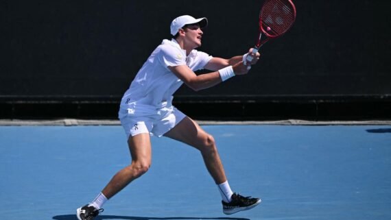 João Fonseca em ação no Australian Open (foto: WILLIAM WEST / AFP)