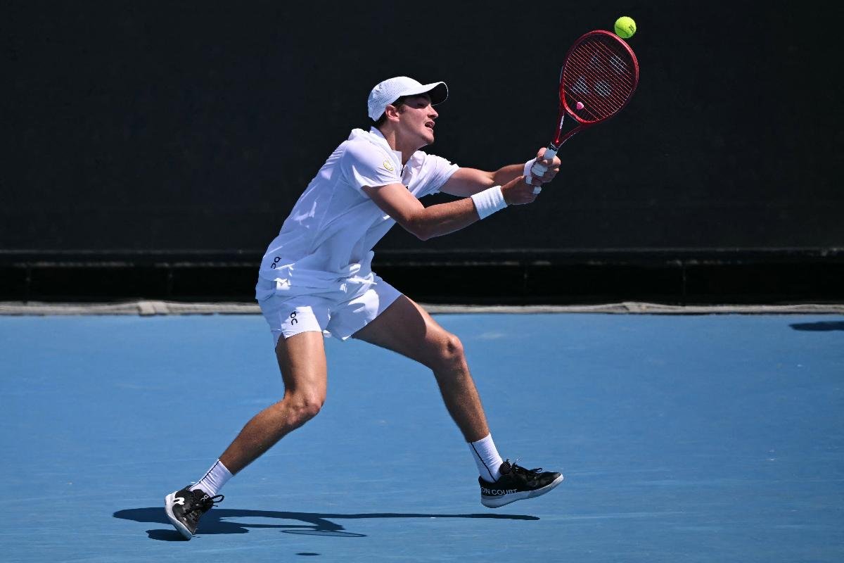João Fonseca em ação no Australian Open (foto: WILLIAM WEST / AFP)