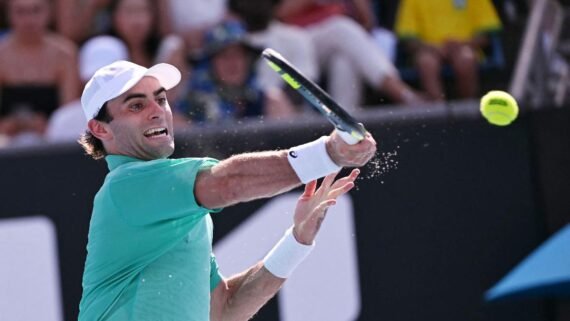 João Fonseca em ação no Australian Open (foto: WILLIAM WEST / AFP)