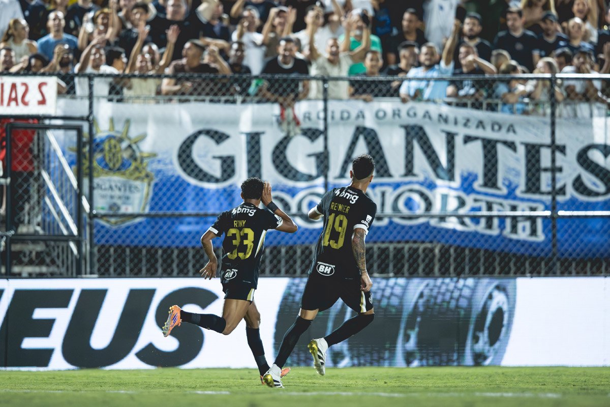 Rony provoca torcida do North em comemoração de gol pelo Atlético - (foto:  Pedro Souza / Atlético)