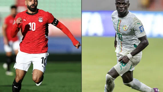 Salah e Mané se enfrentam nas semifinais da Copa Africana de Nações (foto: FRANCK FIFE/AFP)