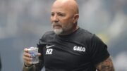 Sampaoli, técnico do Atlético, vestido com camisa preta, segura um copo de água (foto: Alexandre Guzanshe/EM/DA.Press)