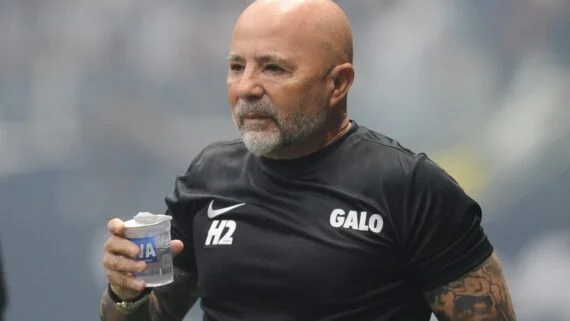 Sampaoli, técnico do Atlético, vestido com camisa preta, segura um copo de água (foto: Alexandre Guzanshe/EM/DA.Press)