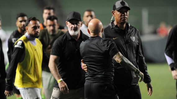 Sampaoli se envolveu em discussão com Valentim no intervalo de América x Atlético no Independência (foto: Alexandre Guzanshe/EM/D.A. Press)