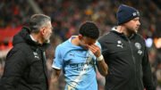 Savinho lamenta lesão em jogo pelo City (foto: ANDY BUCHANAN / AFP)