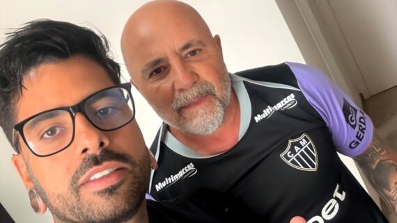 Thiago Scap, torcedor do Atlético, com Jorge Sampaoli, técnico do time alvinegro (foto: Reprodução/Instagram/Thiago Scap)