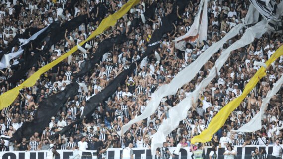 Torcedores do Atlético na Arena MRV antes de clássico contra o Cruzeiro (foto: Alexandre Guzanshe/EM/D.A. Press)