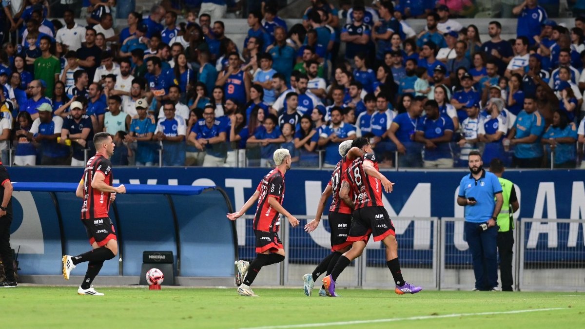 Abraçados, Tota (camisa 8) e Romário (camisa 20) comemoram segundo gol do Pouso Alegre contra o Cruzeiro (foto: Leandro Couri/EM/DA Press)