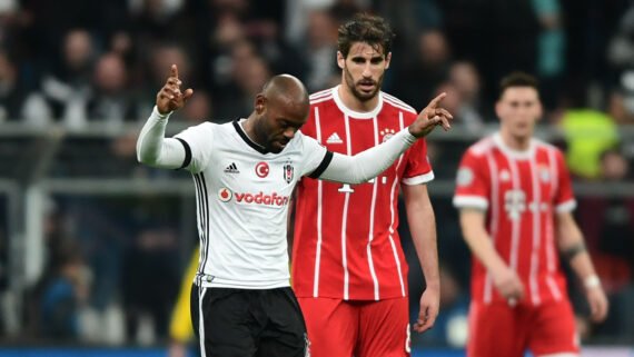 Vagner Love em ação durante jogo contra o Bayern de Munique (foto: AFP / OZAN KOSE)
