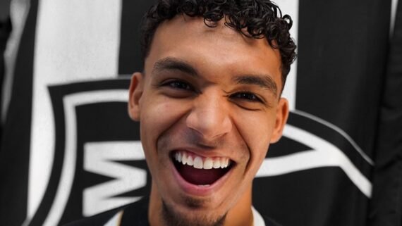 Victor Hugo tem 21 anos e assinou com o Atlético por cinco temporadas (foto: Atlético/Divulgação)