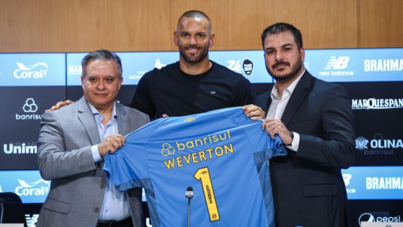 Weverton foi apresentado no Grêmio (foto: Lucas Uebel / Grêmio FBPA)