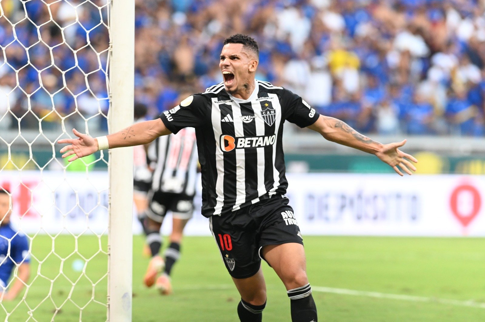 Paulinho comemora gol do Atlético contra o Cruzeiro na final do Mineiro - (foto: Leandro Couri/EM/D.A Press)