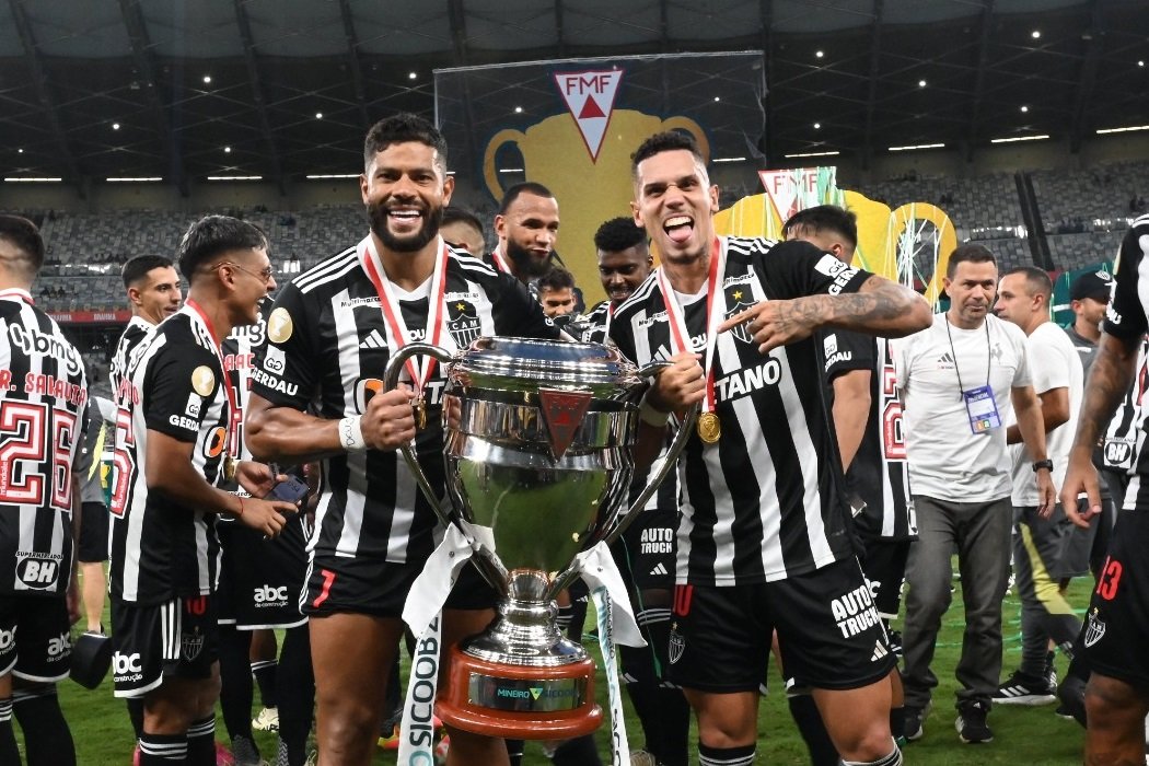 Hulk e Paulinho sorrindo e segurando taça do Campeonato Mineiro de 2024 (foto: Leandro Couri/EM/D.A Press)