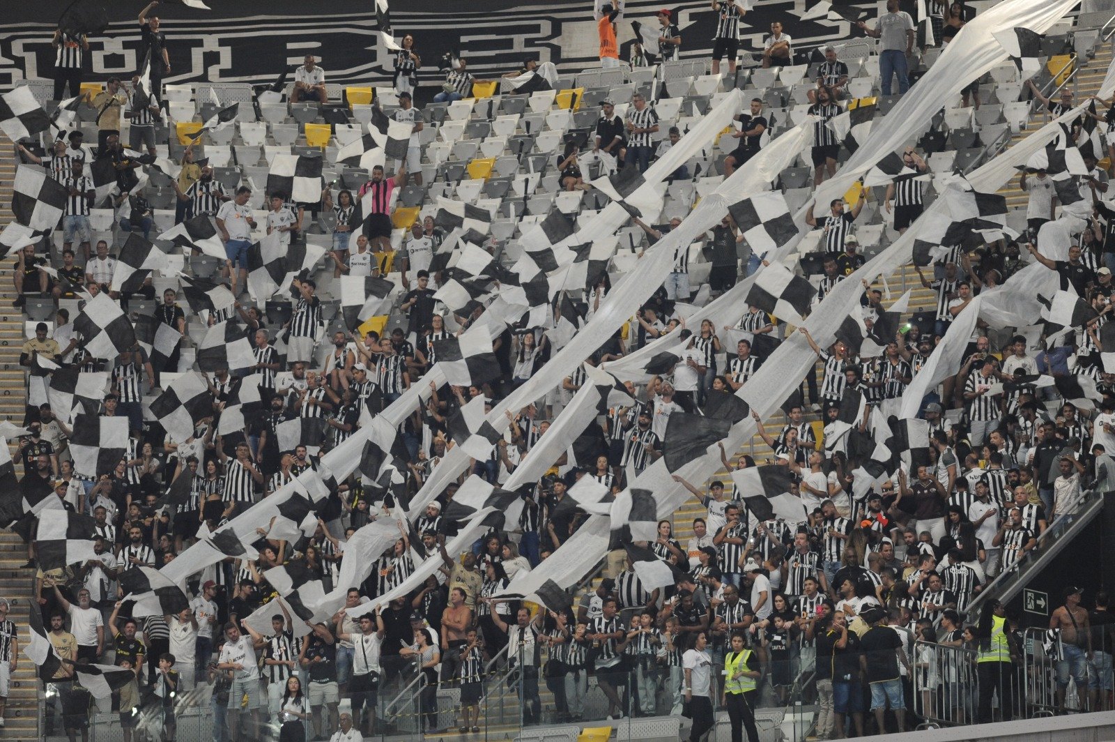 Torcida do Atlético durante duelo contra o Sport na Arena MRV (foto: Alexandre Guzanshe/EM/D.A Press)