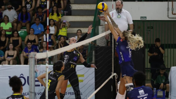 Jogadoras de Praia Clube e Minas em quadra pelo Mineiro Feminino de Vôlei (foto: Patricy Albuquerque/ @patricyphotography)