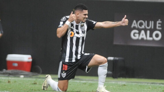Paulinho comemora mais um gol pelo Atlético na Libertadores (foto: Alexandre Guzanshe/EM/D.A Press)